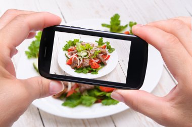 Eller fotoğraf smartphone ile etli sebze salatası alarak
