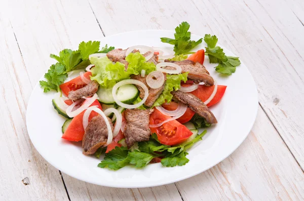 Salada vegetal com carne — Fotografia de Stock