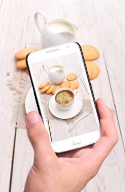 Smartphone ile fotoğraf kahve alarak eller
