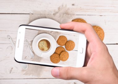Smartphone ile fotoğraf kahve alarak eller