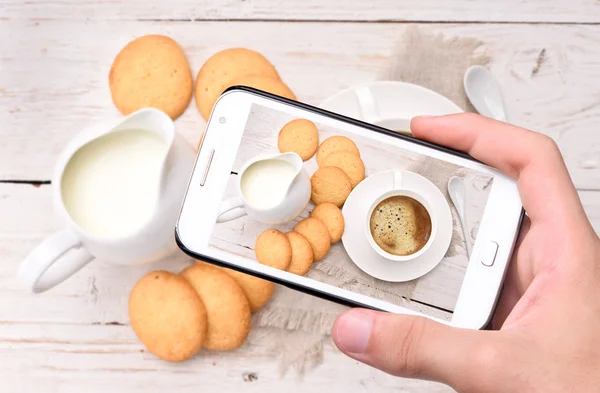 Hands taking photo coffe with smartphone — Stock Photo, Image