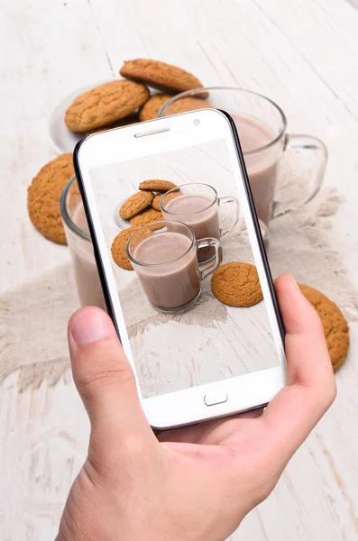 Hände fotografieren Kakao mit dem Smartphone — Stockfoto