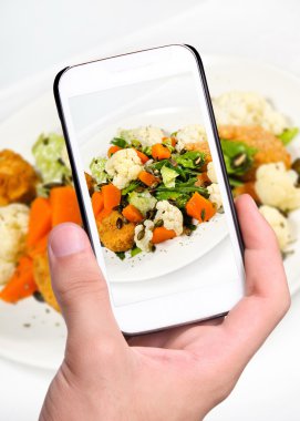 Eller fotoğraf salata ile smartphone alarak