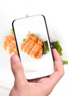 eller fotoğraf kaplan karides ile smartphone alarak