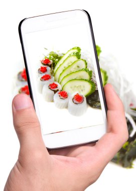 Salata ile smartphone ile tarak alarak eller