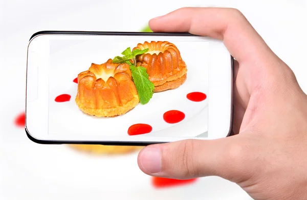 Mani che scattano foto torta con smartphone — Foto Stock