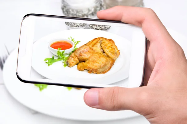 Mãos tirando foto frango com smartphone — Fotografia de Stock