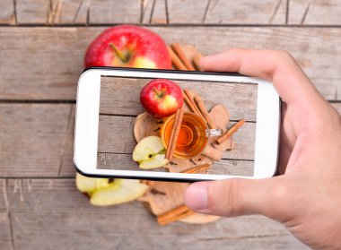 Eller fotoğraf elma suyu ile smartphone alarak