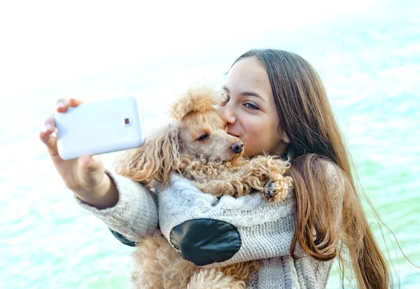 Mooi meisje genomen foto's van haar zelf, instagram — Stockfoto