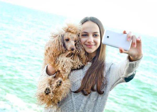 Mooi meisje genomen foto's van haar zelf, instagram — Stockfoto