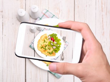 Eller fotoğraf yumurta omlet smartphone ile alarak