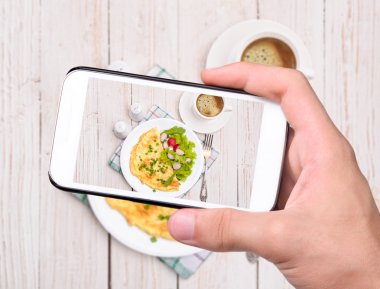Eller fotoğraf yumurta omlet smartphone ile alarak