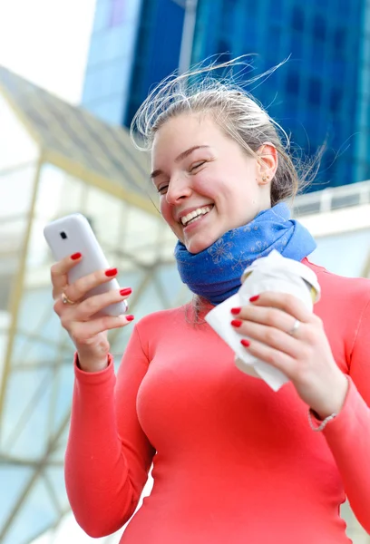 Mujer hablando en su teléfono móvil. —  Fotos de Stock