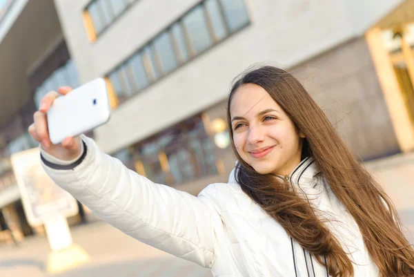 Lycklig kvinna tar foto bild — Stockfoto