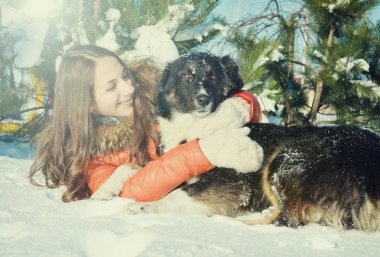 Karda köpeği olan bir kız.