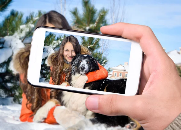 Tyttö koiran kanssa lumessa. — kuvapankkivalokuva