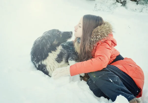 Dziewczyna z psem w śniegu. — Zdjęcie stockowe
