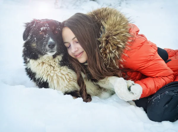 Dziewczyna z psem w śniegu. — Zdjęcie stockowe