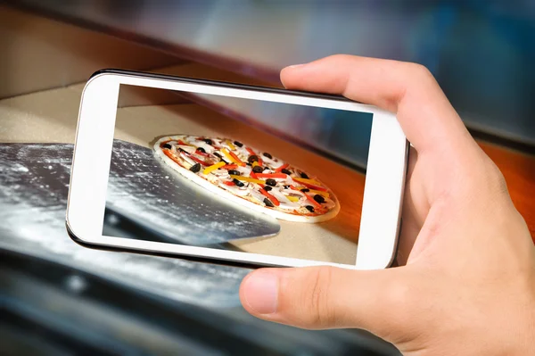 Hände fotografieren Pizza mit dem Smartphone — Stockfoto