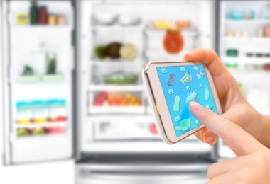 Buzdolabına telefonunu alışveriş listesine bağlı