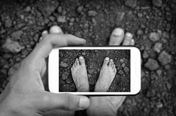 Hände, die nackte Beine mit dem Smartphone fotografieren. — Stockfoto