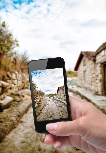 Händerna ta foto vägen med smartphone — Stockfoto