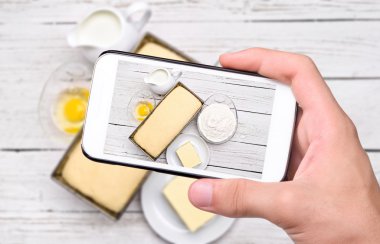 Eller fotoğraf pişirme alarak smartphone ile ekmek.