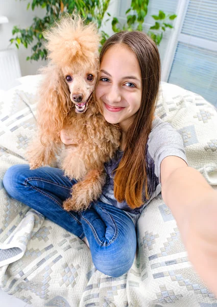 Vacker flicka med hund tagit bilder av sig själv. — Stockfoto