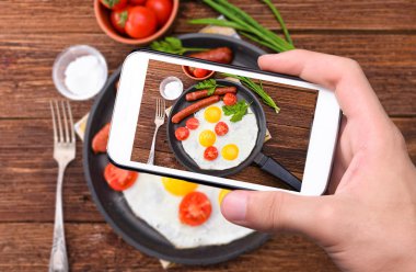 Eller fotoğraf yumurta ve sosis ile smartphone