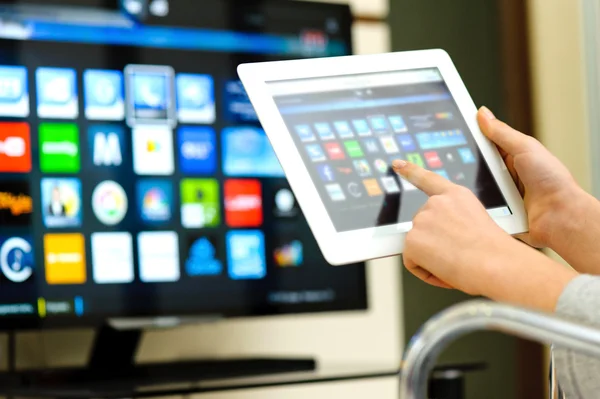 Close-up van een tablet pc aangesloten op een tv — Stockfoto