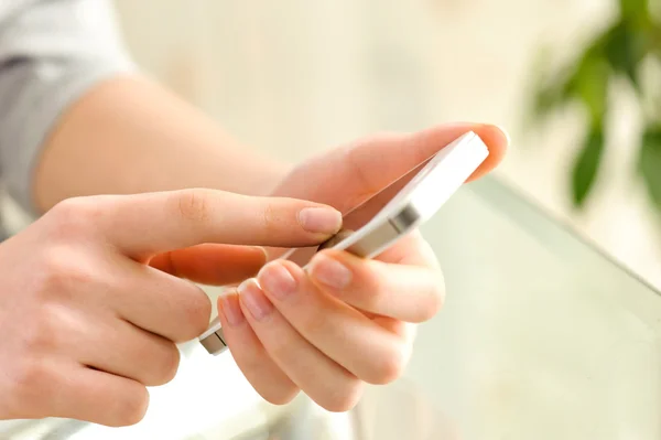 Weibchen benutzt ihr Mobiltelefon — Stockfoto