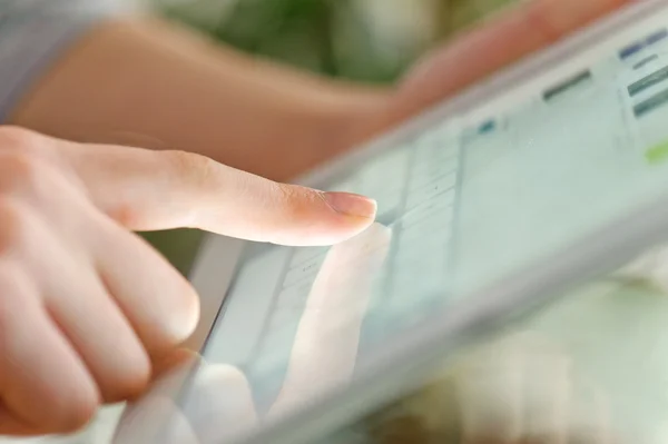 Kvinnornas händer som håller tablet Pc är ansluten till Smart Tv — Stockfoto