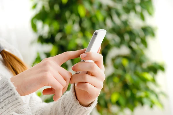 Vrouw met behulp van haar mobiele telefoon — Stockfoto