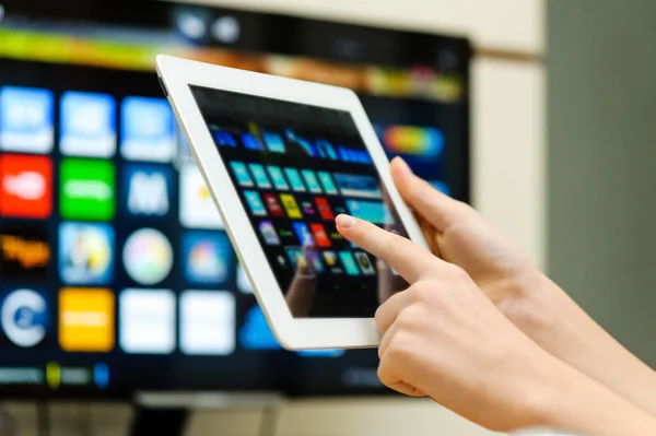 Fechar de um tablet pc conectado a uma tv — Fotografia de Stock