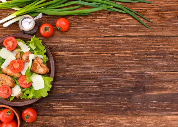 Salade avec viande et tomates . — Photo