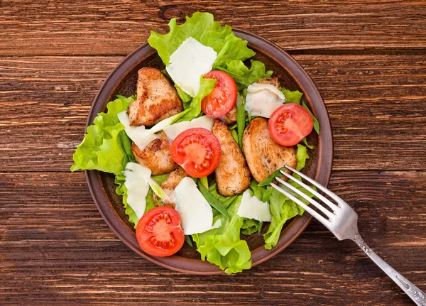 Salad with meat and tomatoes. — Stock Photo, Image