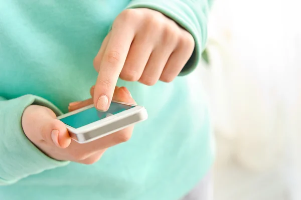 Femmina utilizzando il suo cellulare . — Foto Stock