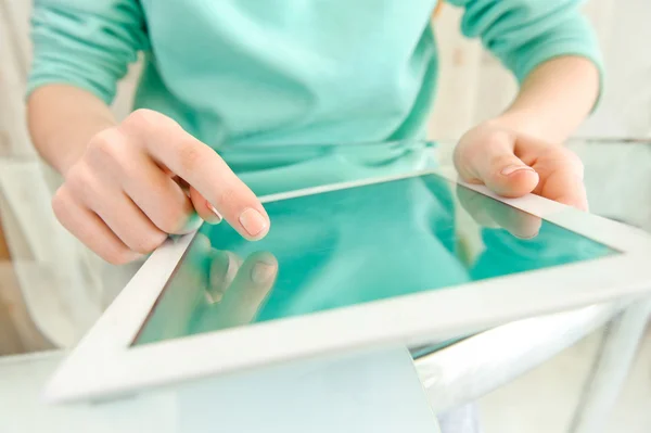 Hand-Touchscreen auf modernem digitalen Tablet-PC. — Stockfoto