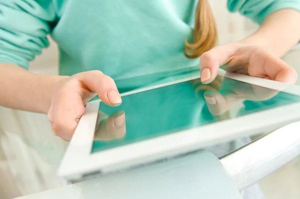 Tela de toque de mão no moderno tablet digital pc . — Fotografia de Stock