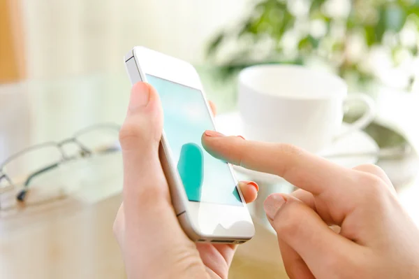 Vrouw met behulp van haar mobiele telefoon. — Stockfoto