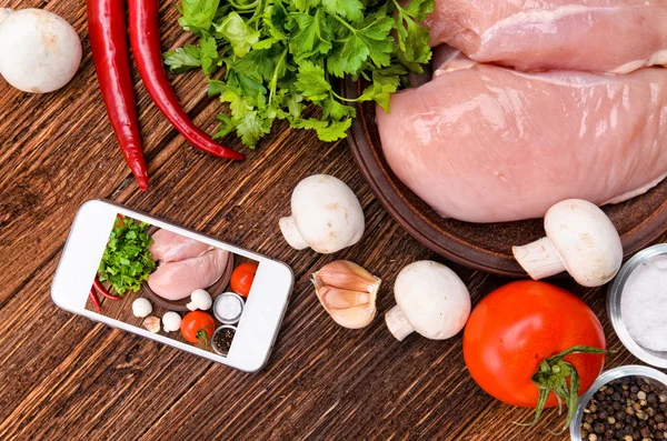 Rohe Hühnerbrustfilets. instagram. — Stockfoto