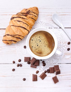 kruvasan ile kahve Kupası .