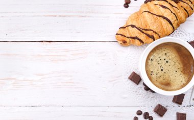 kruvasan ile kahve Kupası .