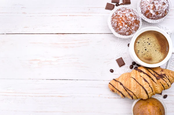 Kaffekopp med croissant och kaka . — Stockfoto