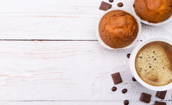 Kaffeetasse mit Muffin . — Stockfoto
