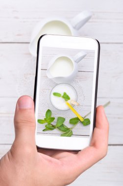 eller fotoğraf milkshake smartphone ile alma.