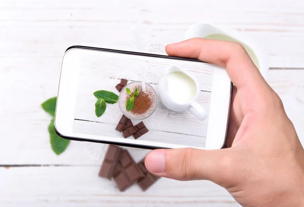 Mani che scattano foto milkshake con smartphone . — Foto Stock
