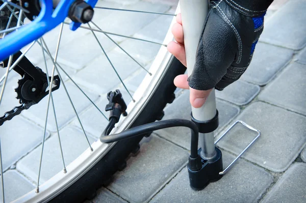 Inflating the tire of a bicycle — Stock Photo, Image