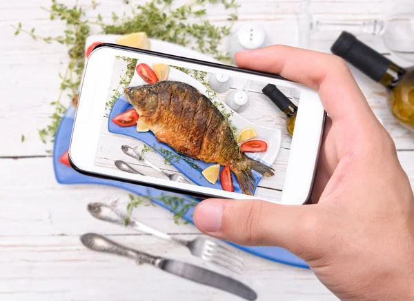 Hands taking photo fish with smartphone. — Stock Photo, Image