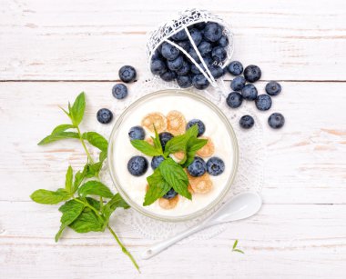 Yoğurtlu müsli ve yaban mersini.